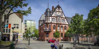 Transeúntes en una plaza del centro histórico de Schwedt esta semana; entre sus 30.000 habitantes hay inquietud por los empleos