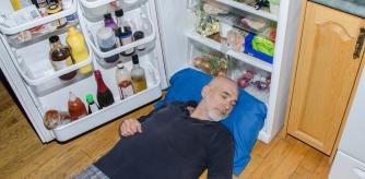 Imagen simbólica de los problemas para conciliar el sueño durante olas de calor y noches torridas, tropicales o ecuatoriales  .