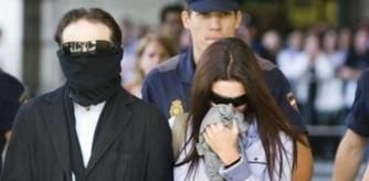 Francisco Javier Delgado, hermano de Miguel Carcaño y su novia, María García, en una imagen de 2010, son escoltados a la Audiencia Provincial de Sevilla.