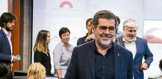 El secretari general de JxCat, Jordi Sànchez, sortint de la sala de premsa del Parlament, amb Albert Batet en segon pla