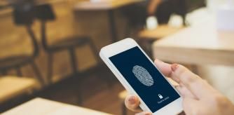 Una mujer hace uso del sensor de la huella del móvil