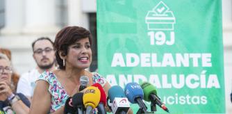 La candidata de Adelante Andalucía, Teresa Rodríguez ofreciendo declaraciones públicas a la prensa en un encuentro con la militancia