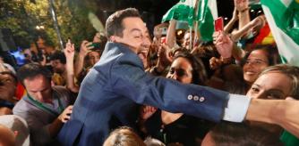 Juan Manuel Moreno Bonilla, en Sevilla durante la celebración de la victoria electoral en Andalucía, tras obtener la mayoría absoluta