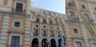 Los bomberos apagan un llamativo incendio en el Alcázar de Toledo antes de que provoque daños