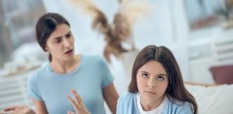 Madre y su hija discutiendo