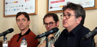 El director de la Beckett, Toni Casares, amb el director i autor de ‘Al final, les visions’, Llàtzer Garcia, i el protagonista de l'obra Joan Carreras