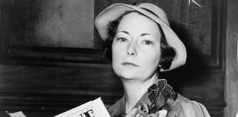 Margaret Mitchell, con uno de los volúmenes de la obra que la consagró 'Gone with de wind'