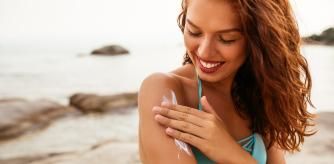 Las cremas aftersun calman la piel enrojecida tras una exposición solar.