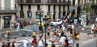 La Rambla de Barcelona ayer por la tarde llena de gente justo en el lugar en el que quedó detenida la furgoneta del atentado