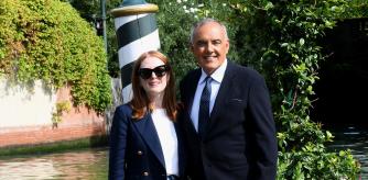 La actriz Julianne Moore y el director del festival de Venecia, Alberto Barbera
