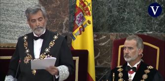 El presidente del Tribunal Supremo, Carlos Lesmes, se ha mostrado contrario y crítico a ciertas decisiones políticas que, a su juicio, están debilitando la respuesta judicial al procés catalán. En su discurso durante la apertura del año judicial, ha advertido del peligro de cambiar el derecho 