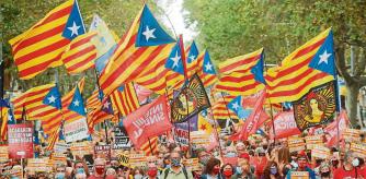 -FOTODELDÍA- GRAF4120. BARCELONA, 03/10/2021.- Manifestación convocada por la ANC para conmemorar el referéndum unilateral del 1-O, en vísperas de que el expresident Carles Puigdemont vuelva a Cerdeña para declarar ante el juez. EFE/Marta Pérez