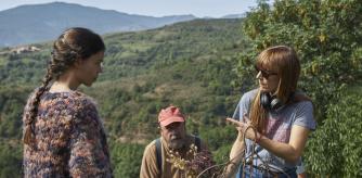 Elena Trapé da instrucciones a Laia Costa ante la mirada de Pep Cruz