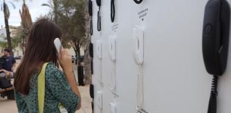 Una persona escuchando el testimonio de uno de los 62 teléfonos