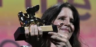 Laura Poitras con su León de Oro