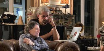 Una imagen de Sabina y Leon de Aranoa en el documental sintiéndolo mucho