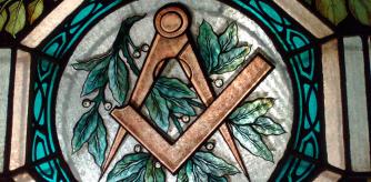 Detalle de una ventana en antigua casa masónica de la logia 'Zur Rose am Teutoburger Walde', Detmold, Renania del Norte-Westfalia, Alemania