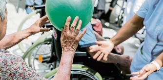 foto XAVIER CERVERA 23/06/2022 geriatrico para gente personas mayor mayores, residencia d ancianos, abuelos abuelos ,con cuidadoras, animadores,... (mas piteu /atlantida) en barcelona