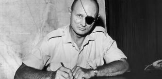 El general y político israelí Moshé Dayán a finales de junio de 1967