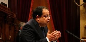 El conseller de Interior, Joan Ignasi Elena, en una intervención en un pleno del Parlament.