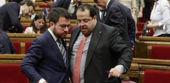 El presidente de la Generalitat, Pere Aragonès, conversa con el conseller de Interior, Joan Ignasi Elena, tras su comparecencia hoy ante el pleno del Parlament para dar cuenta de la remodelación del Govern tras la salida de JxCat.