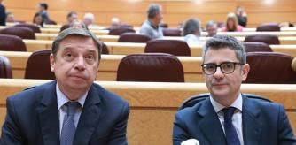 El ministro de la Presidencia, Félix Bolaños, junto al titular de Agricultura, Luis Planas, durante la sesión de control en el Senado