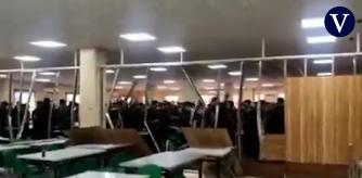 Un grupo de universitarios derriba el muro de la cafetería que los separa de las mujeres en Irán