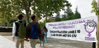 MADRID, 07/10/2022.- Concentración convocada por el Sindicato de Estudiantes en protesta por los gritos machistas de residentes del Colegio Mayor Elías Ahuja en la Avenida Complutense en Madrid, este viernes. EFE/ Rodrigo Jiménez