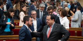 El president de la Generalitat, Pere Aragonés (i) y el conseller de Interior, Joan Ignasi Elena (d),en el Parlament.