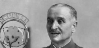 El general Gonzalo Queipo de Llano durante una de sus charlas radiofónicas en Radio Sevilla.-
