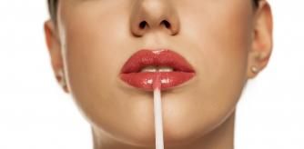 Brillo de labios voluminizador.