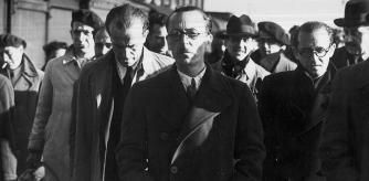 Segismundo Casado junto a miembros del Consejo Nacional de Defensa a su llegada al Reino Unido.