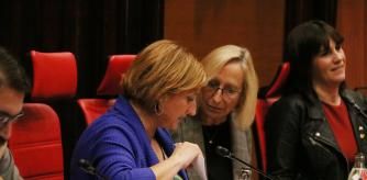 La vicepresidenta del Parlament con funciones de presidenta, Alba Vergés, con la vicepresidenta segunda, Assumpta Escarp, al inicio de la Junta de Portavoces