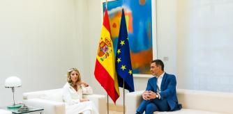 El presidente del Gobierno, Pedro Sánchez, durante la reunión que ha mantenido con la vicepresidenta segunda y ministra de Trabajo y Economía Social, Yolanda Díaz, este martes en Moncloa.
