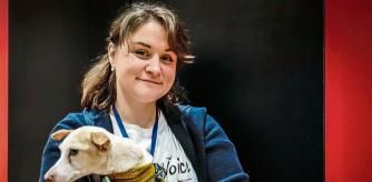 Oleksandra Romantsova, directora ejecutiva de la oenegé ucraniana Centro para las Libertades Civiles (CCL), premio Nobel de la Paz 2022. Con su perrita Shusha, procedente de un refugio, en el centro Reinhardtstrassenhöfe de Berlín, durante una conferencia sobre la guerra en Ucrania. Foto tomada el 16 de noviembre del 2022