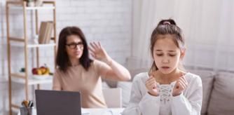 Se denomina madres y padres tóxicos a aquellos que no permiten el sano desarrollo de sus hijos e hijas.