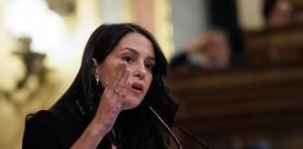 La líder de Ciudadanos, Inés Arrimadas, en una sesión plenaria en el Congreso de los Diputados, a 24 de noviembre de 2022, en Madrid (España). Los Presupuestos Generales del Estado (PGE) para 2023 llegaron al Pleno del Congreso de los Diputados el lunes 21 de noviembre para someterse a la última votación antes de pasar al Senado. El Pleno del Congreso aprueba el proyecto de Presupuestos Generales del Estado para 2023, previsiblemente con una amplia mayoría y con la incorporación de más de doscientas enmiendas, un texto que luego deberá continuar su tramitación en el Senado. Por el momento, el proyecto de ley ya tiene asegurados los 174 votos que necesita para ser aprobado por mayoría simple, PSOE (120), Unidas Podemos (33), PNV (6), EH Bildu (5), PDeCAT (4), Coalición Canaria (2), Más País (2), Compromís (1) y PRC (1). Si ERC confirma su apoyo a las cuentas ampliará la mayoría hasta los 187 votos favorables. El Congreso celebra, tras finalizar el Pleno dedicado a los Presupuestos Generales del Estado para 2023, una nueva sesión en la que se ha programado el debate de toma en consideración de la proposición de ley del PSOE y Podemos para acabar con el delito de sedición por el que fueron condenados los líderes del 'procés'. Además, se vota el impuesto a la banca, energéticas y grandes fortunas.
24 NOVIEMBRE 2022
Alejandro Martínez Vélez / Europa Press
25/11/2022