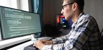 Un programador informático, trabajando en un software de seguridad informática