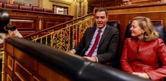 El presidente Sánchez y la vicepresidenta Calviño, este miércoles, en la sesión de control 
(Dani Duch)