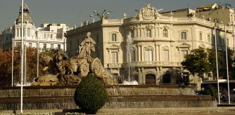 La plaza de Cibeles, en Madrid, con el palacio de Linares al fondo