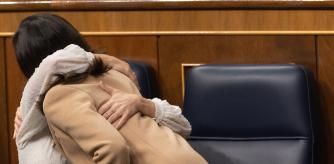 Las ministras Irene Montero e Ione Belarra se funden en un abrazo ayer en el Congreso