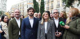 El delegado de Desarrollo Urbano, Mariano Fuentes (2i); el portavoz de Ciudadanos en el Parlamento Europeo, Adrián Vázquez (3i); la coordinadora autonómica de Ciudadanos y portavoz del Grupo Parlamentario, Patricia Guasp (3d), y el actual secretario de Organización del partido y coordinador en Navarra, Carlos Pérez-Nieva (2d), posan su llegada a la presentación de la candidatura a las Primarias de Ciudadanos (Cs) ante la VI Asamblea General del partido, en la Plaza de las Cortes, a 23 de diciembre de 2022, en Madrid (España). Arrimadas anuncia la lista de ‘unidad’ que concluye con la celebración de primarias del partido el 9 y 10 de enero. La lista de Inés Arrimadas está compuesta por 20 nombres entre los que se encuentran la vicealcaldesa de Madrid o el eurodiputado y enlace con los liberales europeos, Adrián Vázquez. Con su lista, Arrimadas se enfrenta a la de Edmundo Bal, que se anticipó a la presidenta del partido pese a las peticiones internas de respetar cierto margen en una semana copada por el pronunciamiento del Tribunal Constitucional (TC).
23 DICIEMBRE 2022;MADRID;CANDIDATOS;PRIMARIAS;ASAMBLEA GENERAL DE CIUDADANOS;ASAMBLEA GENERAL DEL PARTIDO;CIUDADANOS;PARTIDO POLÍTICO
Gustavo Valiente / Europa Press
23/12/2022