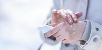 Hidratar las manos es esencial para mantenerlas suaves y saludables en invierno.