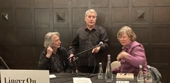 Ignasi Julia, autor libro de la 'Velvet underground', en medio de Lenny Kaye y Thurston Moore