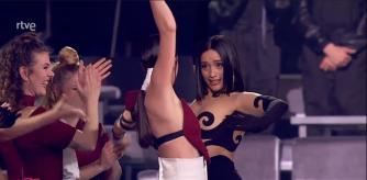 Blanca Paloma y Chanel bailaron sevillanas