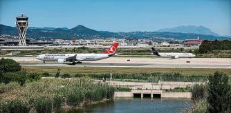 foto XAVIER CERVERA 26/05/2022 en la pista q da al mar mediterraneo del aeropuerto del Prat Llobregat ,Barcelona BCN, es la q esta mas tocando a los manglares, laguna, d la Ricarda, zona del parque natural del espacio protegido del Delta del Llobregat ,q AENA quiere derribar -en parte- para ampliar la pista con aviones (mas cercanos en la imagen) para aumentar el trafico aereo, pasajeros, del aeropuerto de BCN