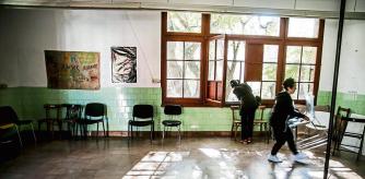 foto XAVIER CERVERA 23/02/2022 ocupas de al antigua escola massana (diseño y arte) explican lo que hacen allí para que el ayuntamiento (ajuntament barcelona) no les desaloje, hacen una rueda de prensa en la plaza de la gardunya, barrio raval, barcelona; vida en el patio del interior, q el proyecto munical quiere cargarse para abrirlo, montar un bar,...