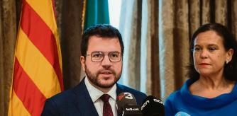 El president del Govern, Pere Aragonès, junto a la presidenta del Sinn Féin, Mary Lou McDonald, en Irlanda.