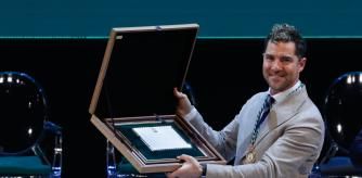 El cantante David Bisbal recibe el título de Hijo Predilecto durante el acto institucional con motivo del Día de Andalucía, celebrado este martes en el Teatro de La Maestranza, en Sevilla