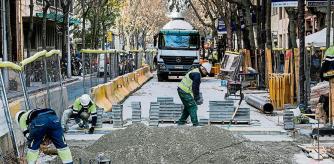 foto XAVIER CERVERA 16/01/2023 reportaje obras nueva supermanzana eixample calle consell de cent. están yendo súper deprisa para llegar a tiempo en las elecciones municipales, incluso están trabajando muchos sábados, fotos de obreros y trabajos, y tb d las incomodidades propias de las obras (aceras estrechas, problemas de accesos a viviendas y comercios, colas en panaderías q no tienen sitio)
